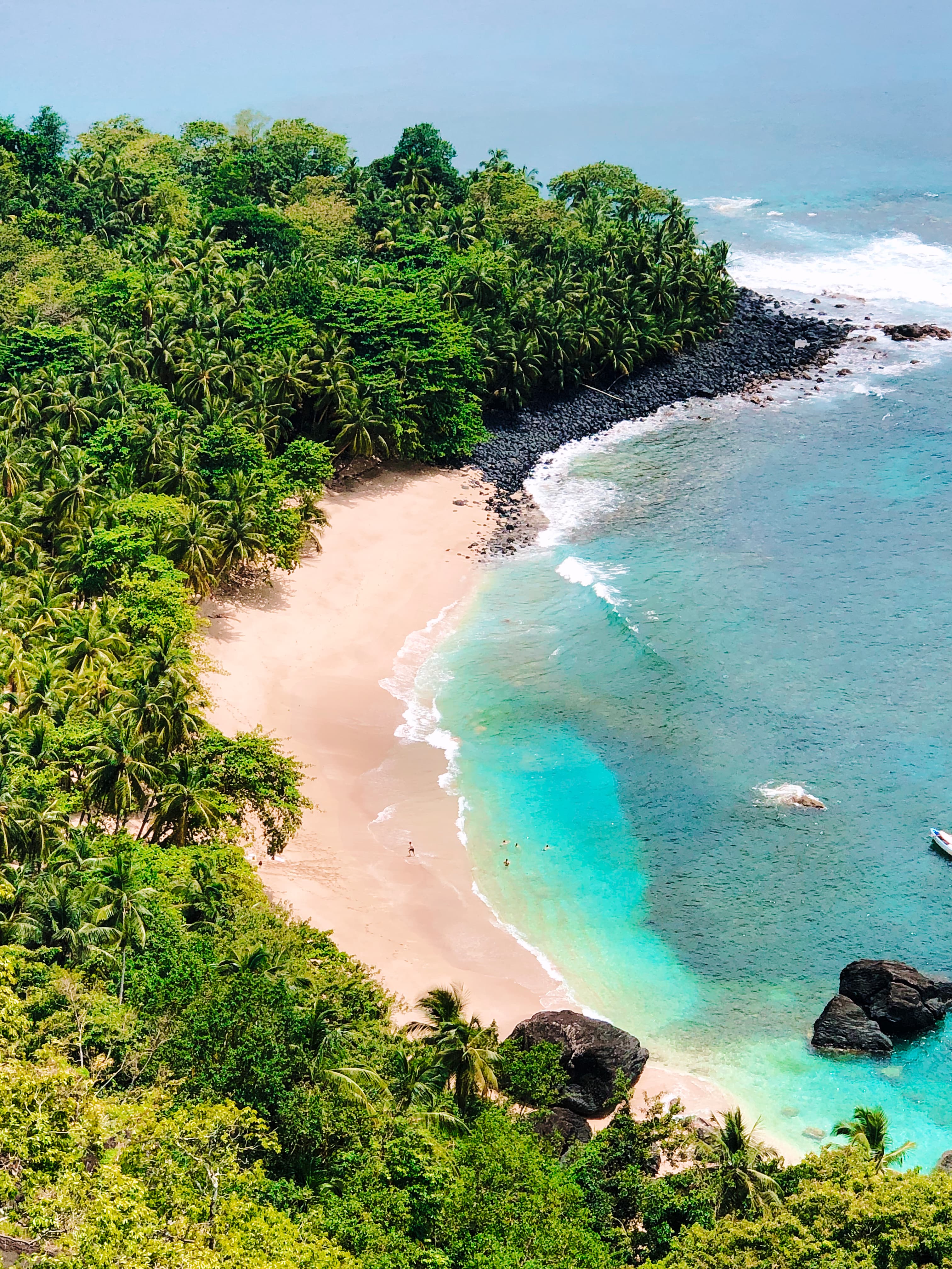 Baía de praia tropical com densa vegetação de selva e água turquesa